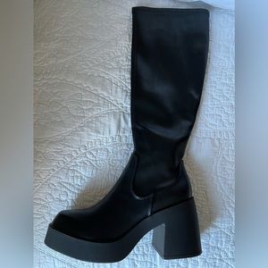 NWT/NBW Black chunk heel boots